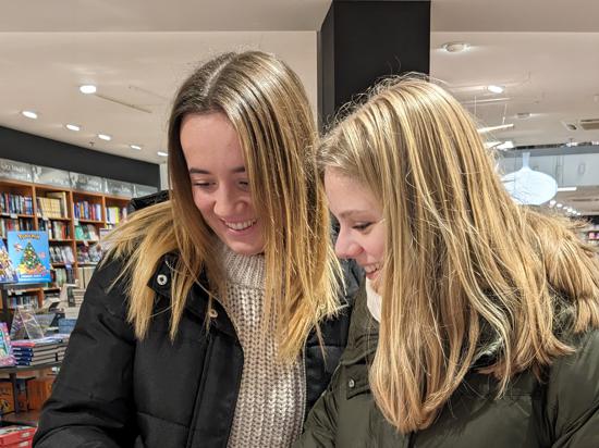 Die beiden Karlsruher Studentinnen Marie M. (dunkle Haare) und Emily S. (helle Haare) sind bekennende „BookTok“-Fans.