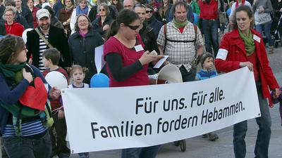 Demo für Hebammen auf dem Karlsruher Schlossplatz