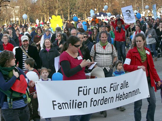 Demo für Hebammen auf dem Karlsruher Schlossplatz
