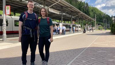 Lennard Flor und Helen Schmuker aus Durlach am Bahnhof Bad Herrenalb