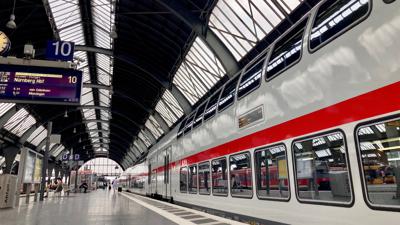 Dieser IC fährt ab Karlsruhe Hauptbahnhof nach Nürnberg. Auf dem Teilstück von Karlsruhe über Pforzheim nach Stuttgart darf man mit dem Deutschlandticket nicht einsteigen. Zwischen Stuttgart und Aalen ist der IC derzeit dagegen freigegeben.