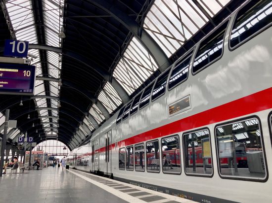Dieser IC fährt ab Karlsruhe Hauptbahnhof nach Nürnberg. Auf dem Teilstück von Karlsruhe über Pforzheim nach Stuttgart darf man mit dem Deutschlandticket nicht einsteigen. Zwischen Stuttgart und Aalen ist der IC derzeit dagegen freigegeben.