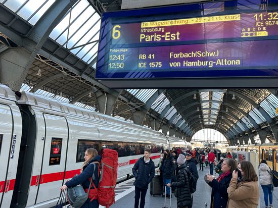 Ein ICE, der nach Paris fährt, steht am Hauptbahnhof Karlsruhe.