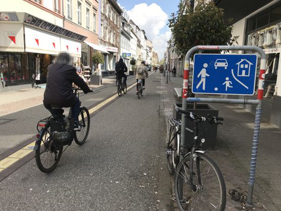 Belebte Nord-Süd-Achse: Während der Bauarbeiten in der Karlstraße müssen Fahrradfahrer auf die südliche Waldstraße ausweichen. Dort ist eigentlich nur Schrittgeschwindigkeit erlaubt.