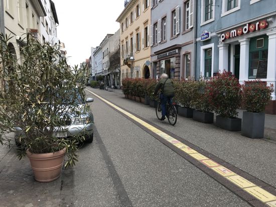 Anwohner und Gewerbetreibende beklagen, dass am Rand der südlichen Waldstraße kaum Platz für Fußgänger ist. Laufen sie aber in der Mitte, werden sie oft von zu schnellen Fahrradfahrern weggeklingelt.