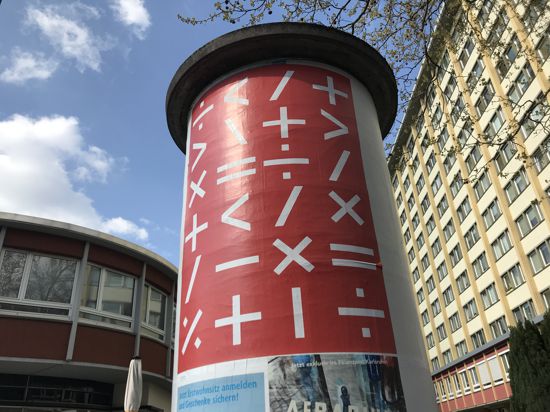 Wie hier vor dem neuen Café Böckeler an der Kreuzung der Mathy- und Ritterstraße hängen in Karlsruhe und Umgebung seit Anfang April viele mysteriöse rote Plakate.