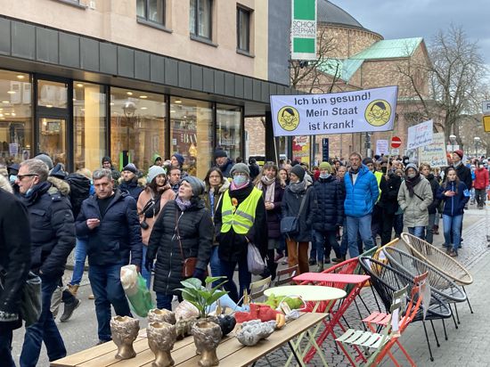 Gegner der Corona-Maßnahmen ziehen durch die Karlsruher Innenstadt.