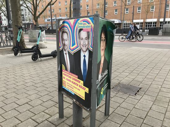 So wie diese Exemplare von FDP und Grünen hängen oder stehen im Karlsruher Stadtgebiet auch fast zwei Monate nach der Landtagswahl noch Wahlplakate.