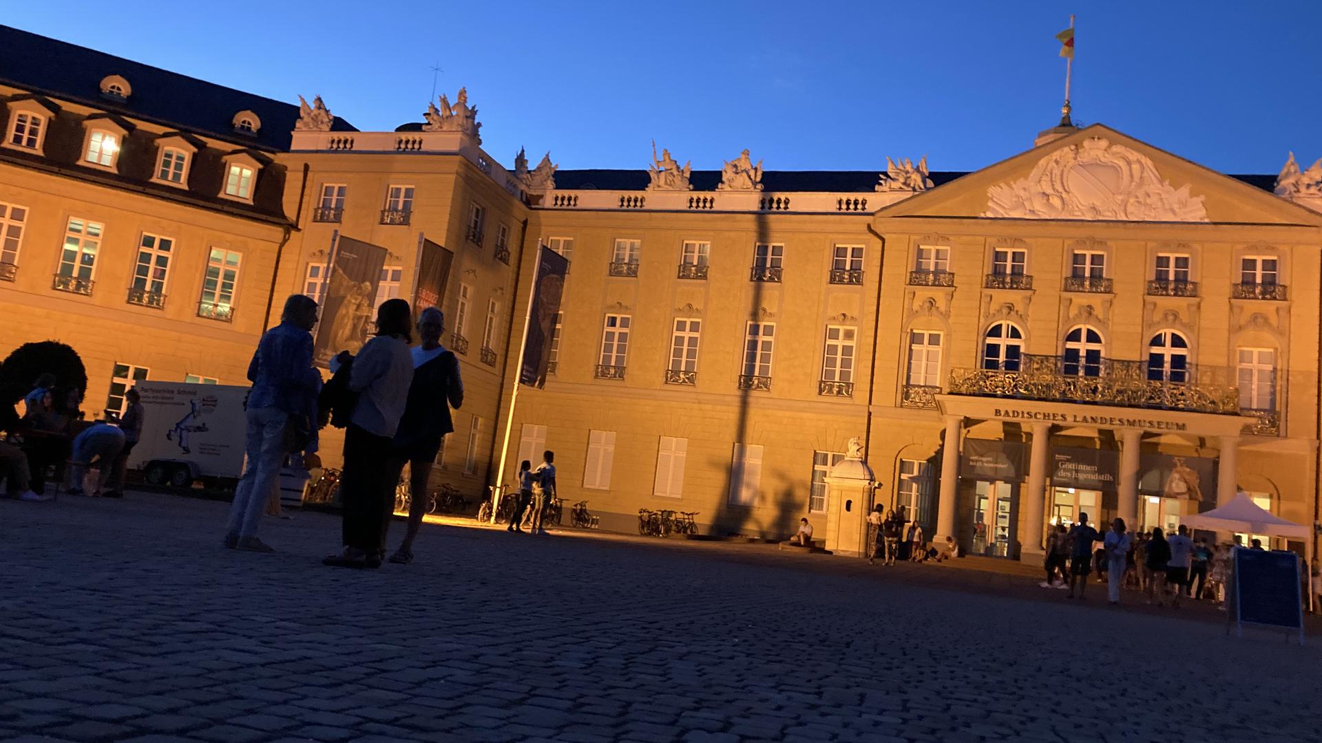 Beim Sonnenuntergang erstrahlte das Karlsruher Schloss in den schönsten Farben. 