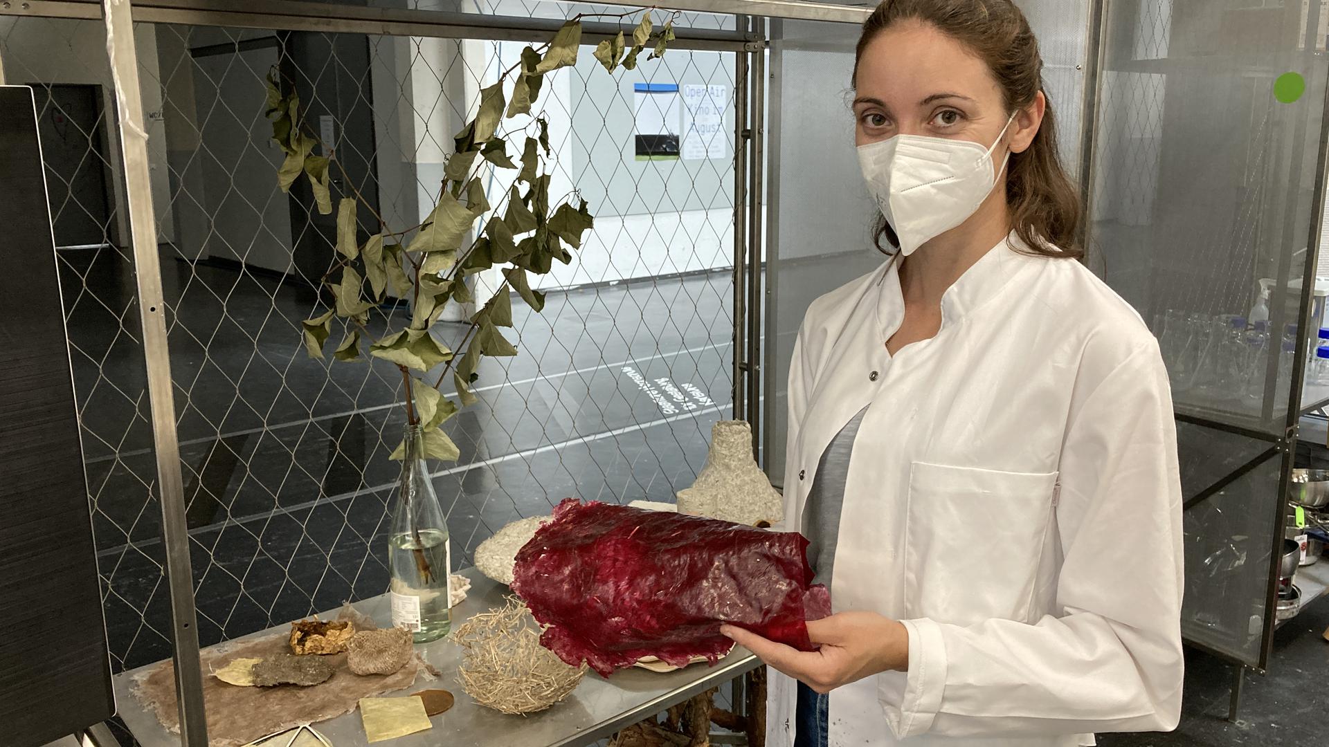 Bio-Plastik als Gestaltungsmaterial: Julia Ihls von der Hochschule für Gestaltung präsentiert den Besuchern Exponate aus dem „Bio Design Lab“.