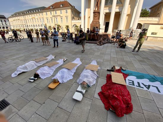 Starre Warnung: Aktivisten des Karlsruher Klima-Camps haben am Montag vor dem Rathaus ihre Forderungen in Sachen kommunaler Klimapolitik auch mit einem „Die-in“ Nachdruck verliehen.