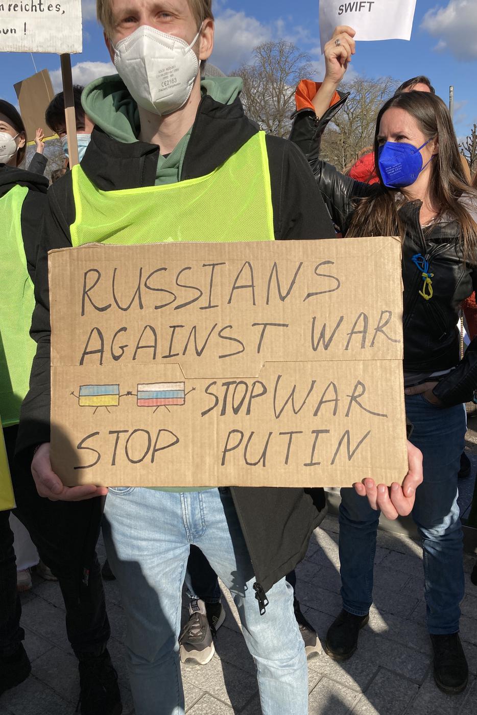 An der Kundgebung namen auch Russen teil, die sich gegen den Krieg in der Ukraine positionierten.
