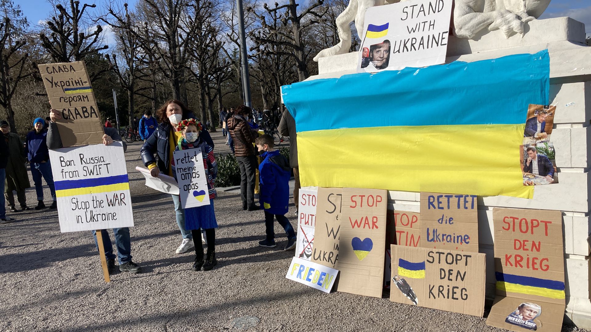 Viele Schilder und Ukraine-Flaggen waren bei der Kundgebung zu sehen. 