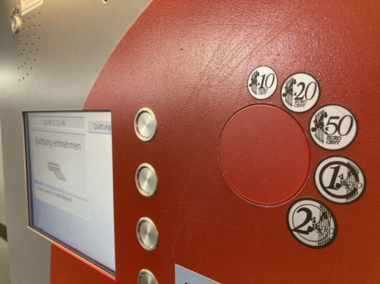 Die Münzgeld-Schlitze sind verschlossen: In mehreren Parkgaragen in Karlsruhe kann nur noch mit Karte bezahlt werden.