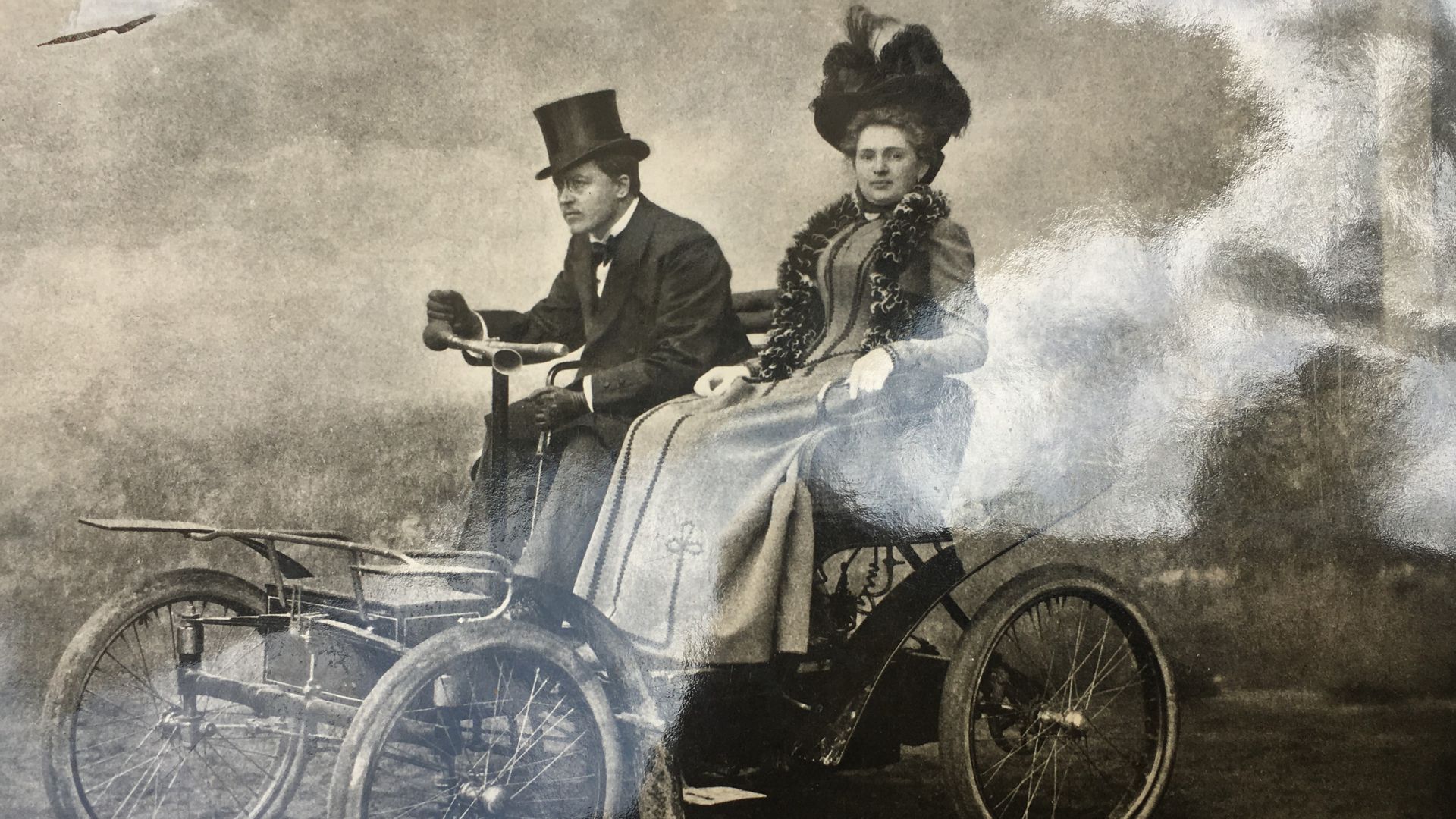 Henriette und Alwin Vater im Jahr 1900 auf einem der ersten motorbetriebenen Fahrzeuge. 