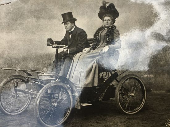 Henriette und Alwin Vater im Jahr 1900 auf einem der ersten motorbetriebenen Fahrzeuge. 