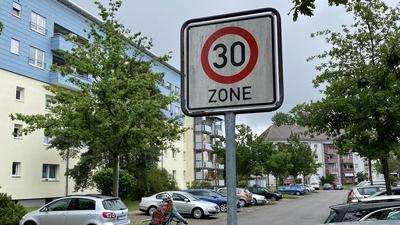 Mischverkehr: In Tempo-30-Zonen fahren Fahrradfahrer gemeinsam mit Autos auf der Straße. Eigene Radwege gibt es hier in der Regel nicht.