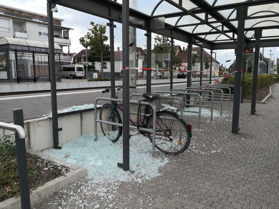 Zehntausende Euro Schaden verursachten bislang unbekannte Täter, als sie auf zwei Dutzend Haltestellen im Karlsruher Stadtgebiet schossen.