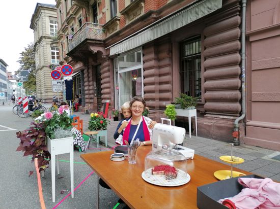  Auf der Straße vor dem Schneideratelier von Marina Petrikat in der Kreuzstraße gibt es am „Parking Day“ Kaffee und Kuchen. Ab Samstag parken dort wieder Autos.