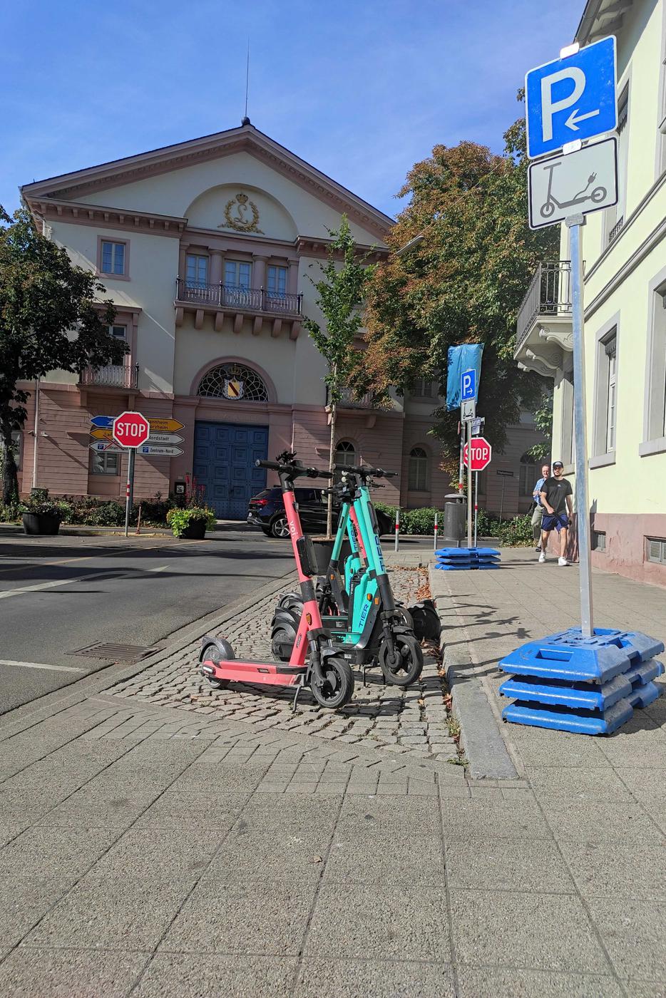 Verkehrsversuch in der Karlsruher Karlstraße: Statt Autos parken hier jetzt Elektro-Roller.