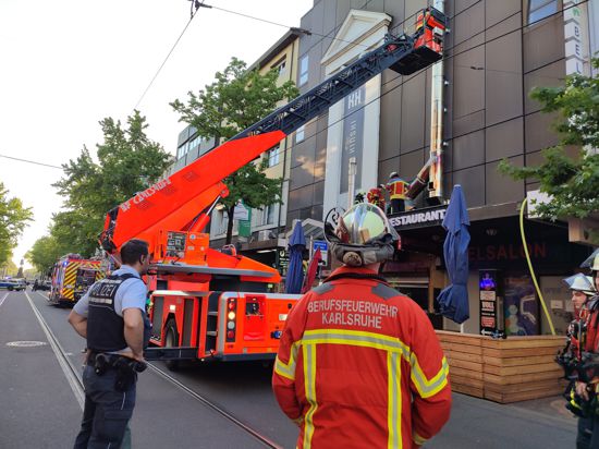 Ein Kaminbrand hat in Karlsruhe die Feuerwehr auf den Plan gerufen.