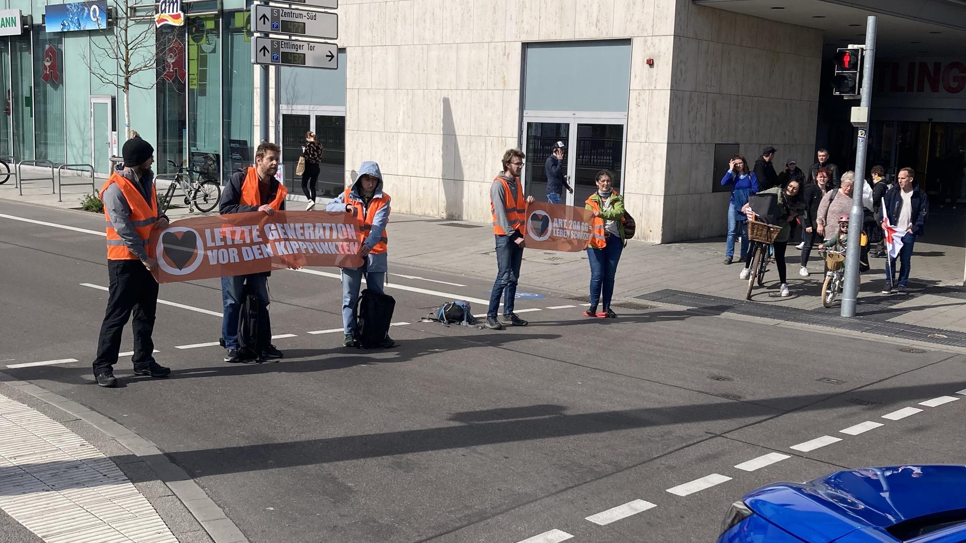Aktivisten blockieren Straße