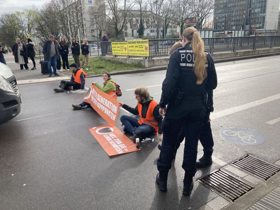 Erneut klebten sich Klimaaktivisten auf der Straße fest.