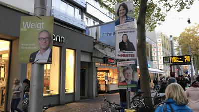 Stapelweise Lächeln: In der Kaiserstraße präsentieren sich vier OB-Kandidaten.