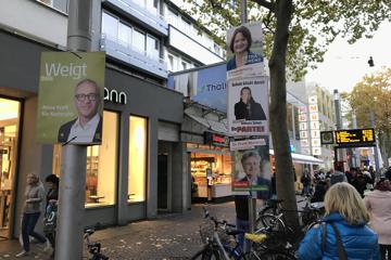 Stapelweise Lächeln: In der Kaiserstraße präsentieren sich vier OB-Kandidaten.
