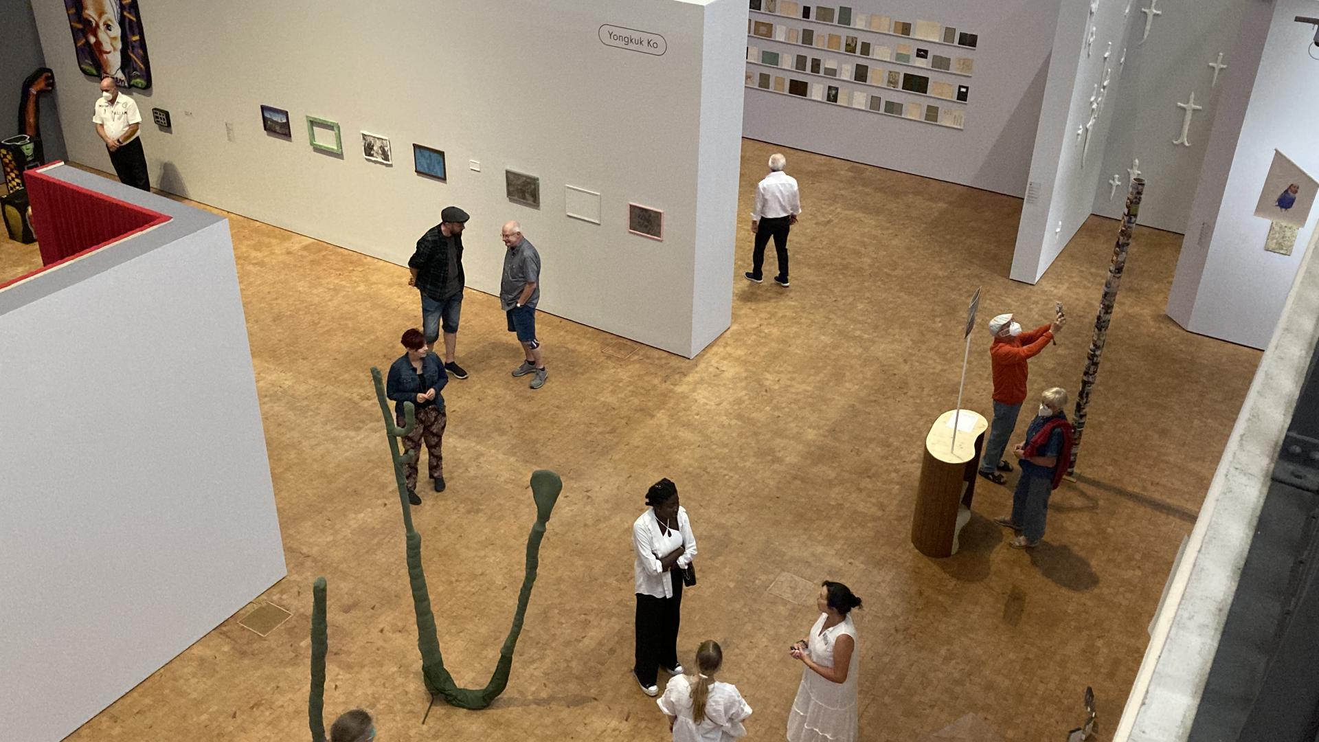 In der Städtischen Galerie schauten sich bei der „Kamuna“ 2022 noch kurz vor 24 Uhr viele Besucher die abstrakten Bilder und Installationen an.