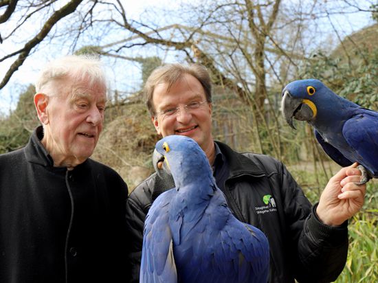Claus Peymann (links) besucht am 16.03.2023 den Zoo Karlsruhe, rechts: Zoodirektor Dr. Matthias Reinschmidt.