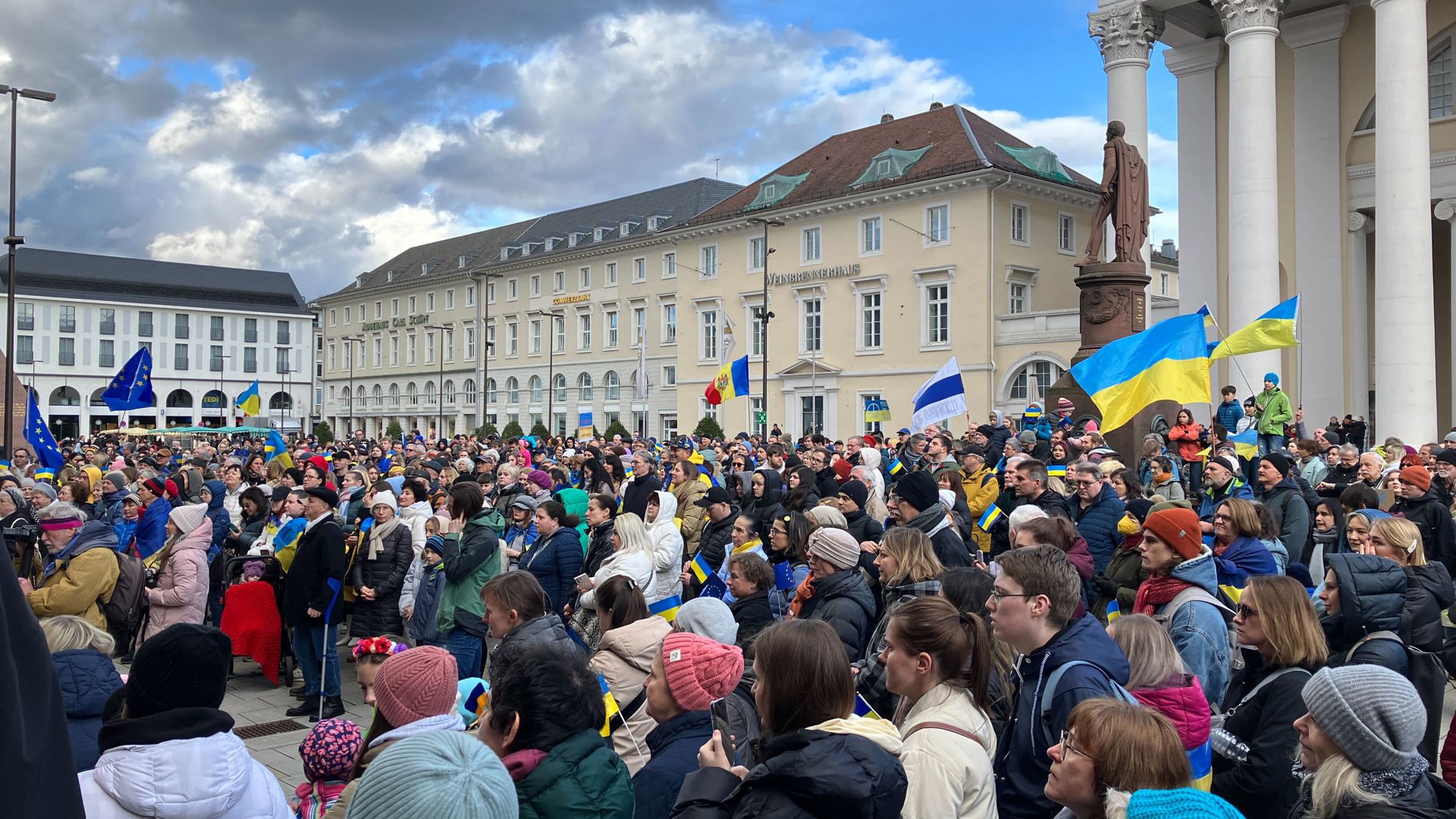 Menschen mit Ukraine-Flaggen auf dem Karlsruher Marktplatz