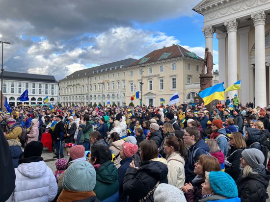 Menschen mit Ukraine-Flaggen auf dem Karlsruher Marktplatz