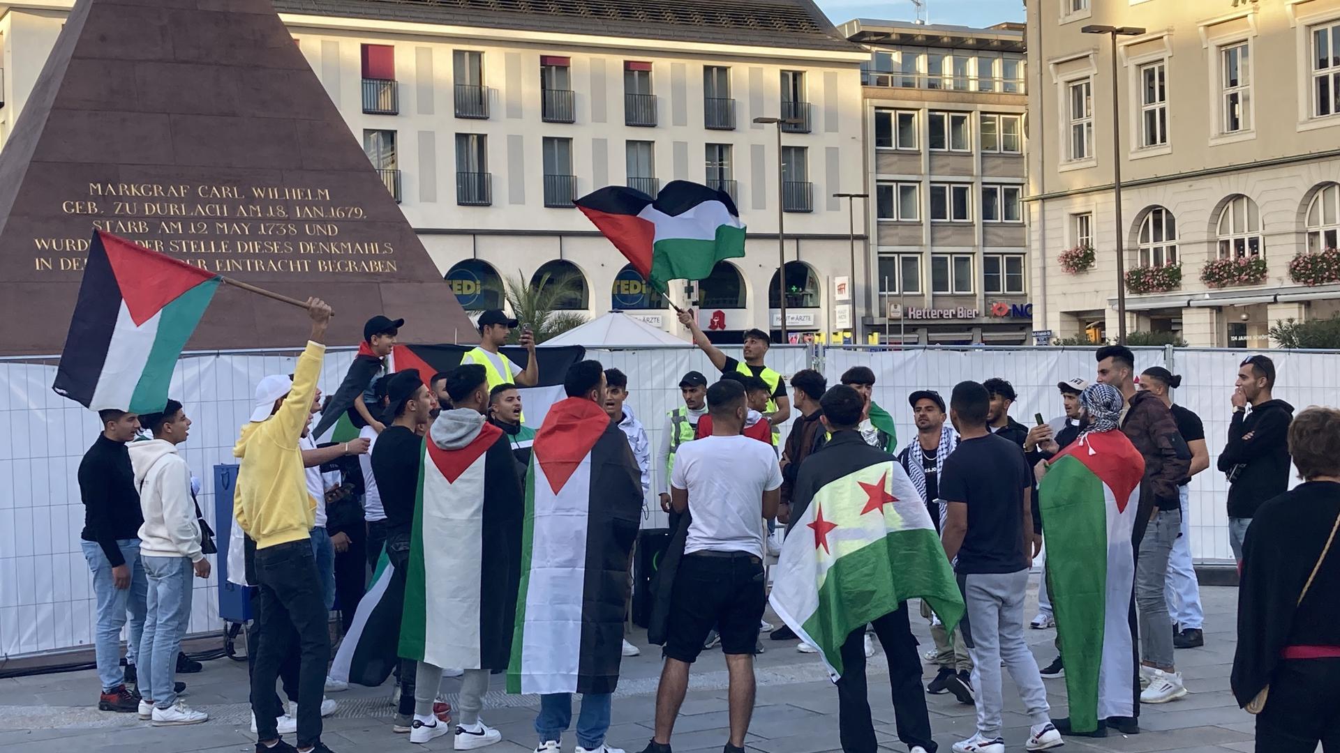 Palästinenser demonstrieren auf dem Karlsruher Marktplatz.