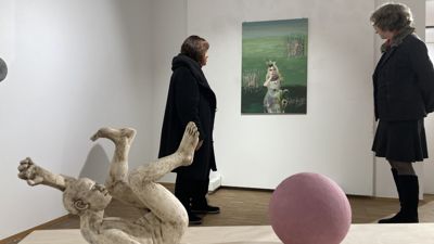 Bewegte Männer-Skulptur und bewegendes Naturbild: Jutta Hieret und Meggi Rochell stellen im Künstlerhaus des BBK aktuelle Arbeiten aus.