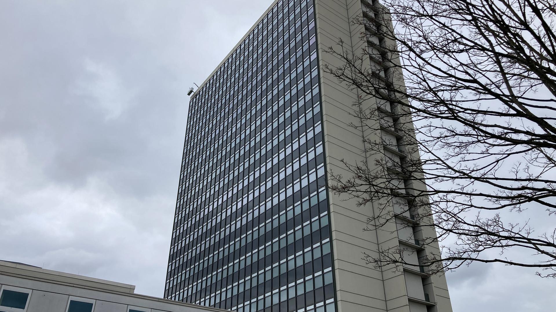 Wegen eines technischen Defekts war die Gondel gegen 10.11 Uhr bei Arbeiten am 21. Stock des Hochhauses der Deutschen Rentenversicherung in Karlsruhe stecken geblieben. 
