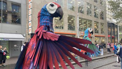 Papageienfigur beim Stadtfest in Karlsruhe