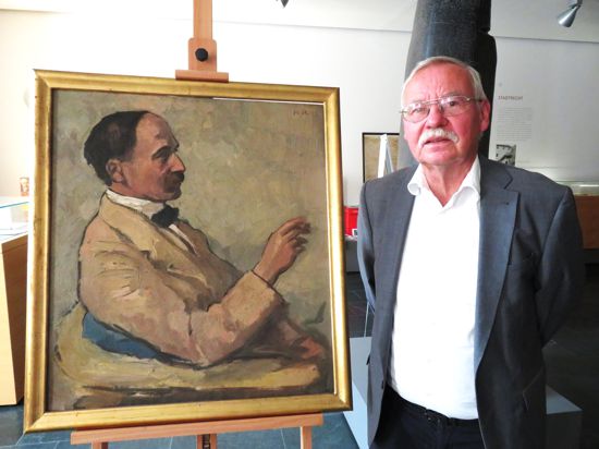 Detlev Fischer, Leiter des Rechtsgeschichtlichen Museums Karlsruhe, präsentiert das Ölporträt des früheren Karlsruher Oberlandesgerichtsrates und späteren Reichsgerichtsrates Viktor Hoeniger.