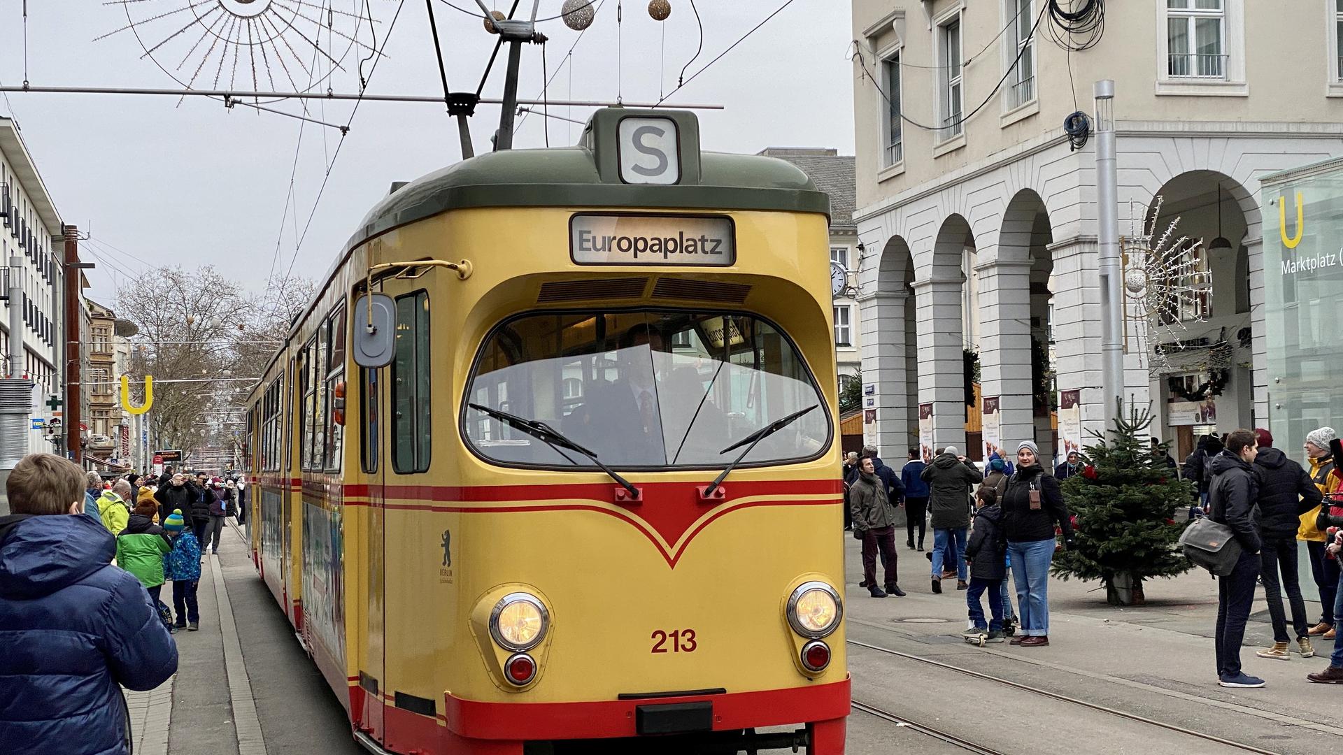 Eine historische Straßenbahn fährt über die Kaiserstrasse. Nach 144 Jahren endet der oberirdische Gleisbetrieb zwischen Kronenplatz und Europaplatz.