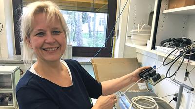 Ute Schepers zeigt in ihrem Labor am Karlsruher Institut für Technologie ein Modell, das Tierversuche ersetzen kann.