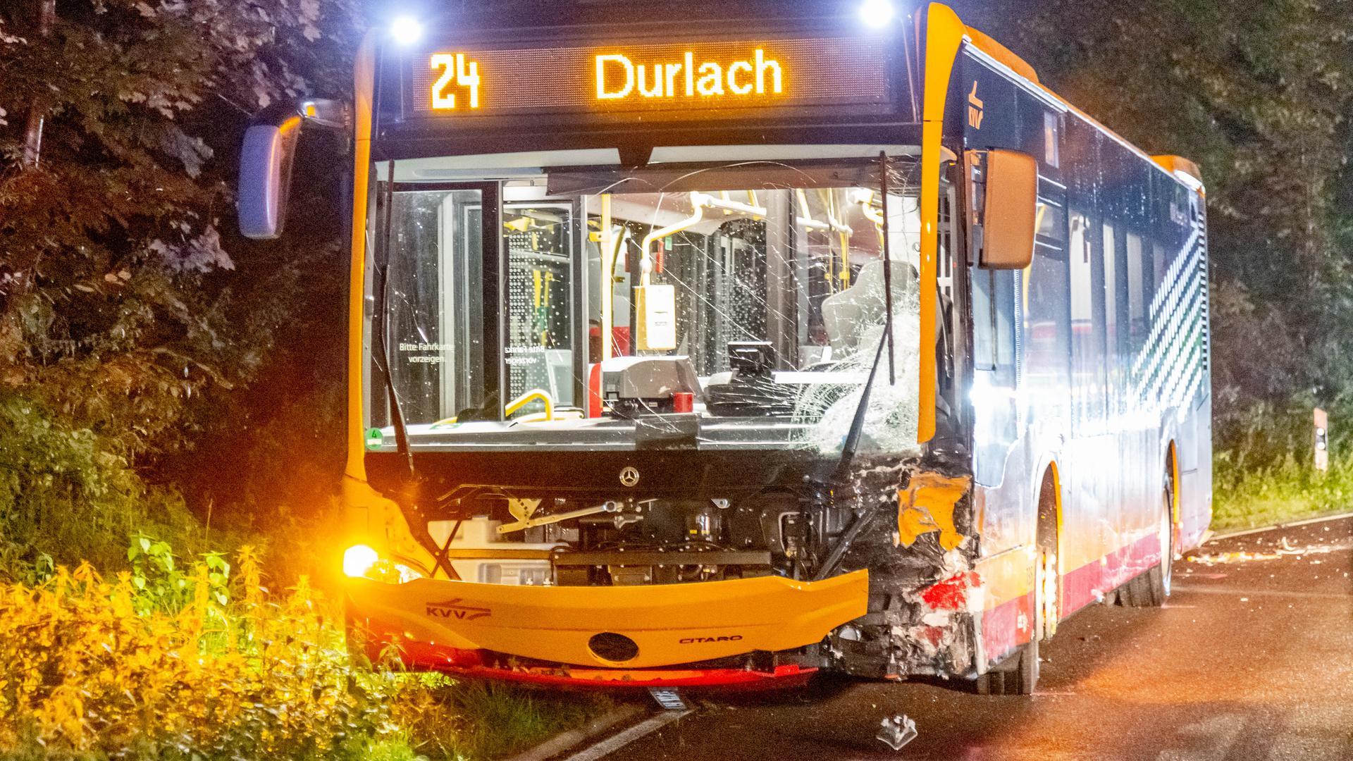 Schwerer Unfall zwischen Karlsruhe-Wolfartsweier und Hohenwettersbach: Der Fahrer dieses Busses wurde schwer verletzt, ein 26-jähriger Autofahrer kam ums Leben.