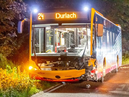 Schwerer Unfall zwischen Karlsruhe-Wolfartsweier und Hohenwetterbach: Der Fahrer dieses Busses wurde schwer verletzt, ein 26-jähriger Autofahrer kam ums Leben.