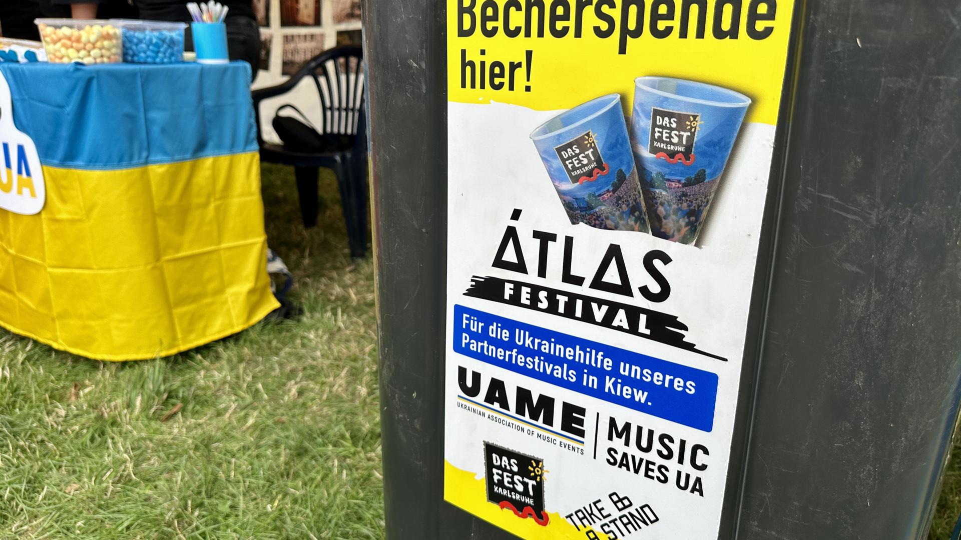 In speziell gekennzeichneten Tonnen können Besucher beim „Fest“ in Karlsruhe Geld für die Aktion „Music Saves UA“ spenden.