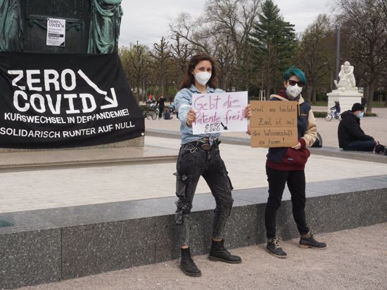 Christina Zacharias und Franziska Buresch (von links) demonstrieren vor dem Karlsruher Schloss für eine Freigabe der Corona-Impfstoffpatente und die solidarische, globale Bewältigung der Pandemie.