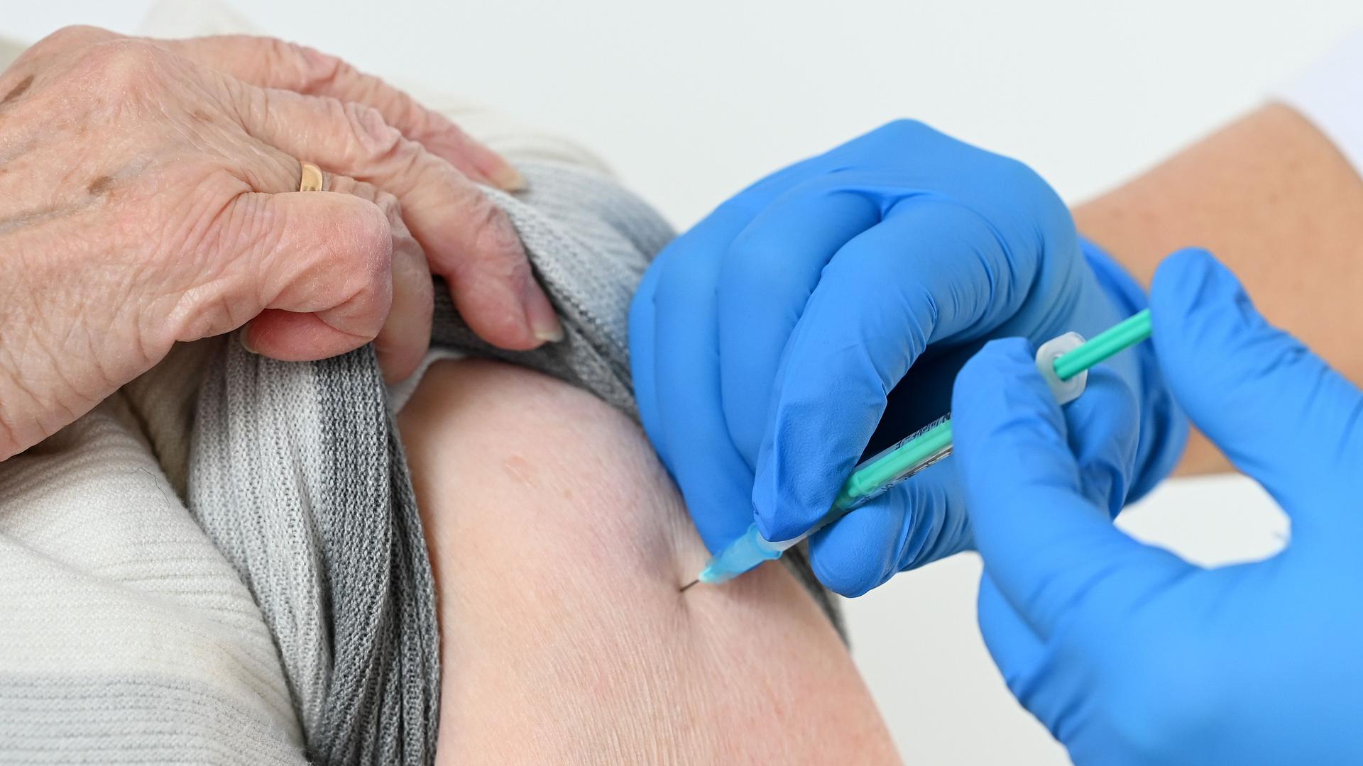 Eine Seniorin bekommt im Impfzentrum des Landkreises Kassel ihre Impfung gegen Covid-10 verabreicht.  dpa-Bildfunk