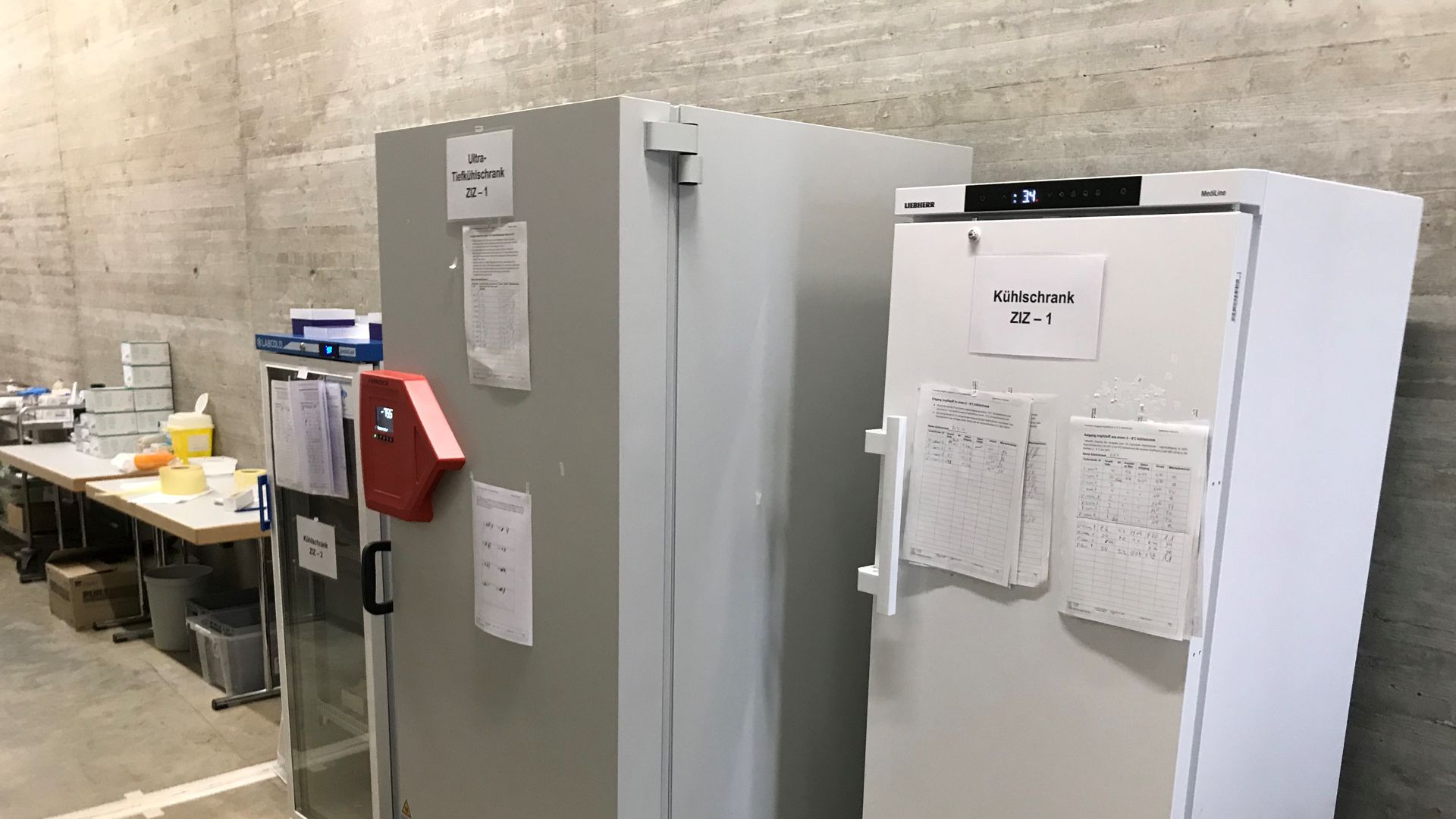 Kühlschränke im Impfzentrum Karlsruhe