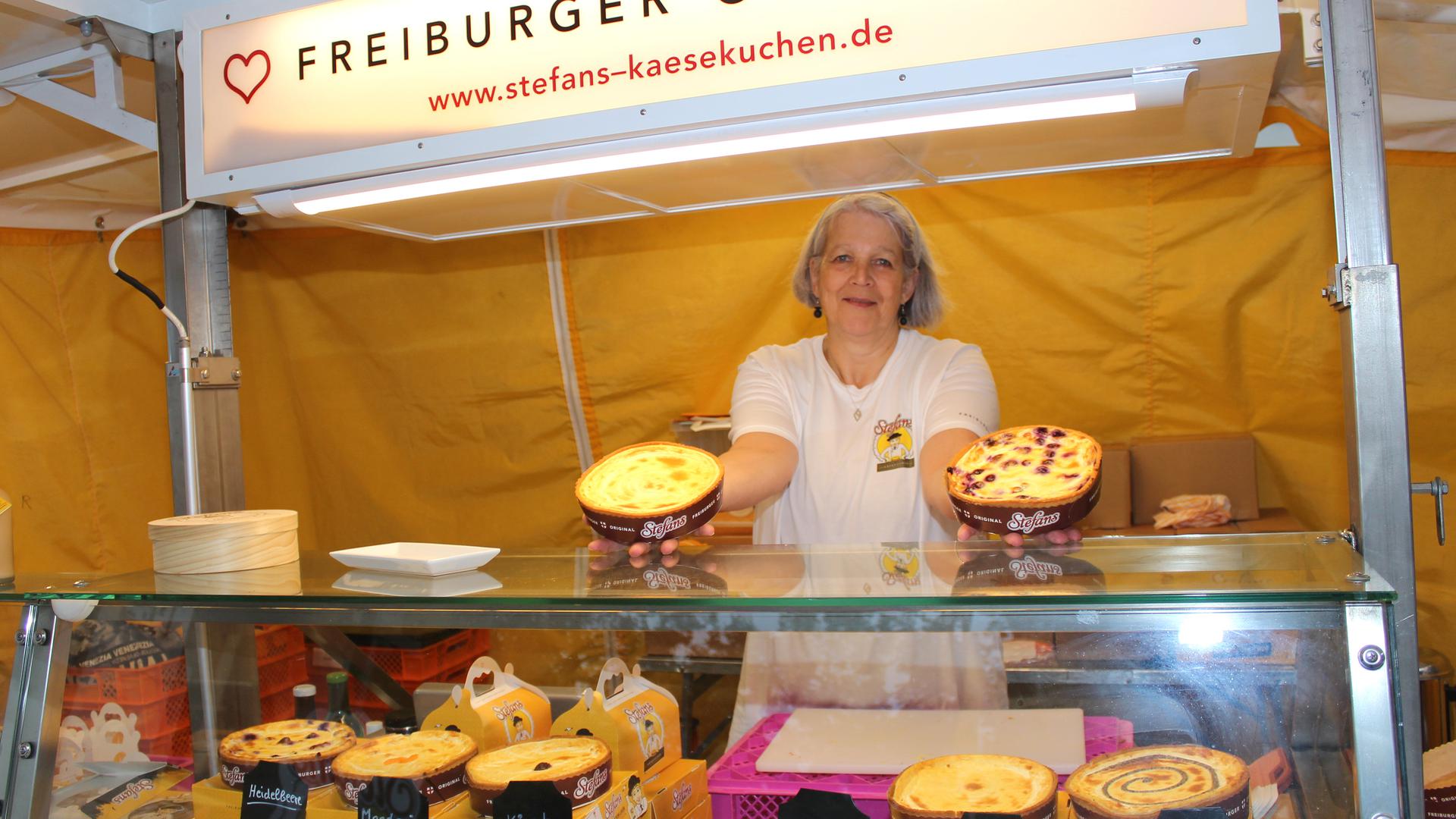 Die Qual der Wahl: Unter anderem Mandarin-Orange, Kirsch oder die klassische Variante verkauft Ulrike Mülherr vom Marktstand „Stefans Käsekuchen“ aus Freiburg am Karlsruher Gutenbergplatz.