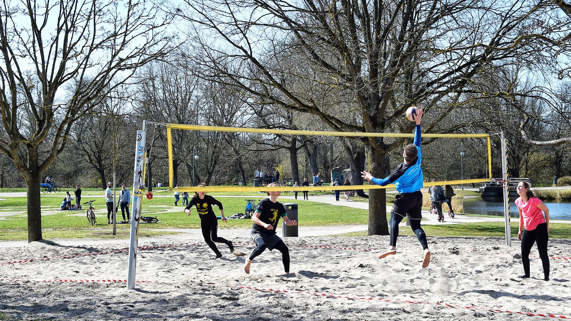 Auf dem Feld in der Günther-Klotz-Anlage nutzen am Sonntagmittag vier junge Karlsruher das schöne Wetter für das erste „Match“ in diesem Jahr.