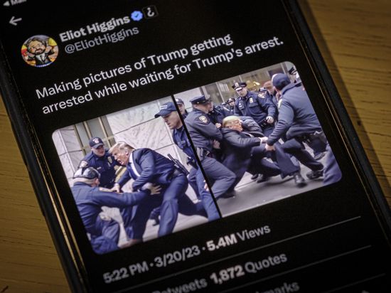 Die von Eliot Higgins mit Hilfe künstlicher Intelligenz erstellten Fotos zeigen ein fiktives Scharmützel zwischen dem ehemaligen US-Präsidenten Trump und New Yorker Polizeibeamten (NYPD), das auf Higgins Twitter-Account gepostet und am Donnerstag, 23. März 2023, mit einem iPhone in Arlington, Virginia, fotografiert wurde. 