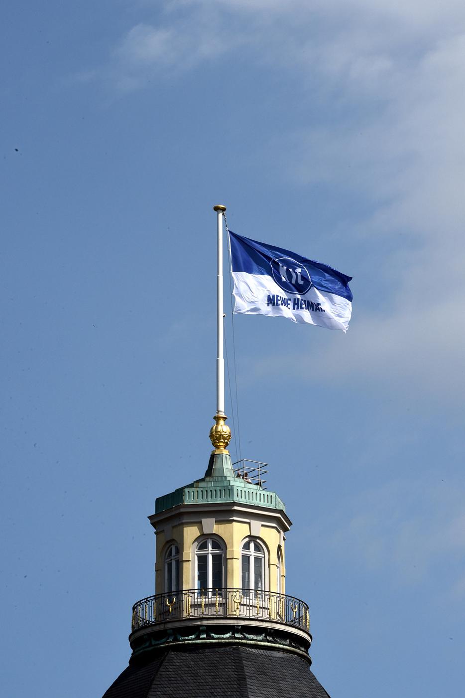 Karlsruher SC und Badisches Landesmuseum hissen KSC-Fahne auf dem Schlossturm